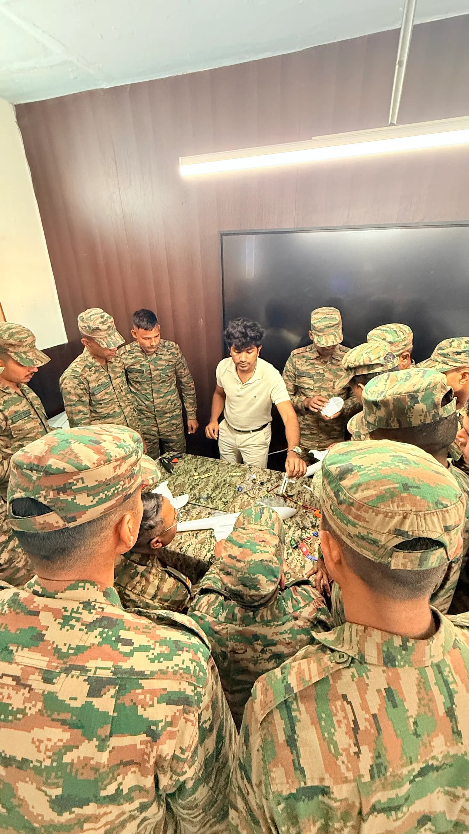 QuantumSlate instructor walking army personnel through a UAV build around a worktable